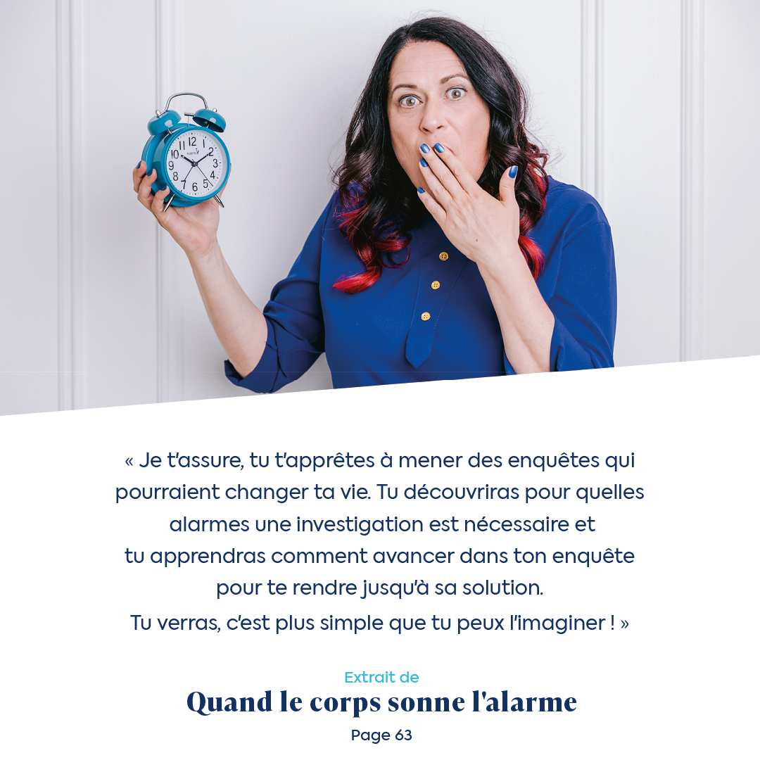 Karène Larocque tenant un réveil bleu avec une expression surprise. Citation extraite du livre "Quand le corps sonne l'alarme", page 63 : "Je t’assure, tu t’apprêtes à mener des enquêtes qui pourraient changer ta vie..."