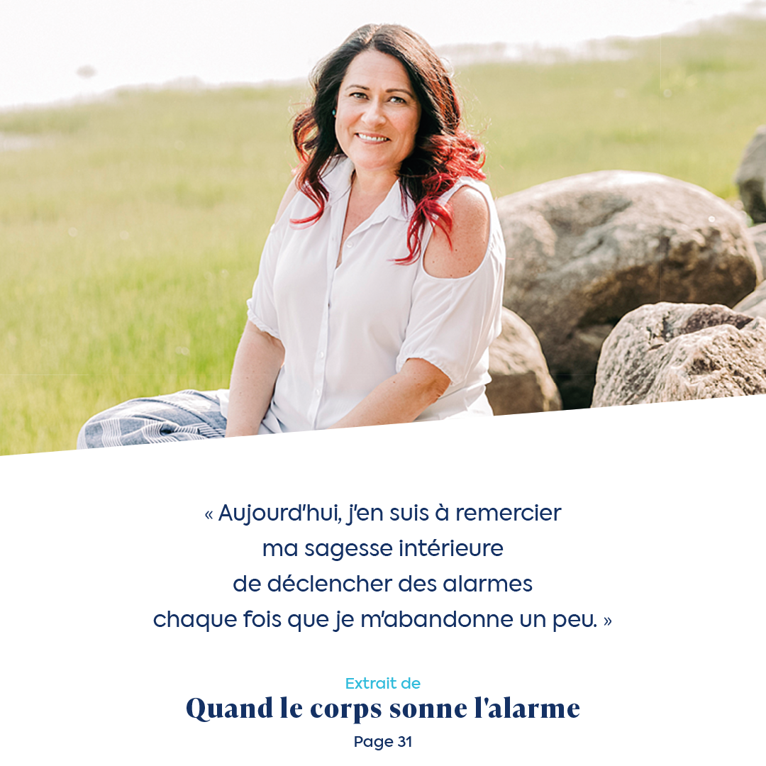 Karène Larocque assise en extérieur sur des roches, souriante. Citation extraite du livre "Quand le corps sonne l'alarme" : "Aujourd'hui, j'en suis à remercier ma sagesse intérieure de déclencher des alarmes chaque fois que je m'abandonne un peu." Extrait de la page 31.