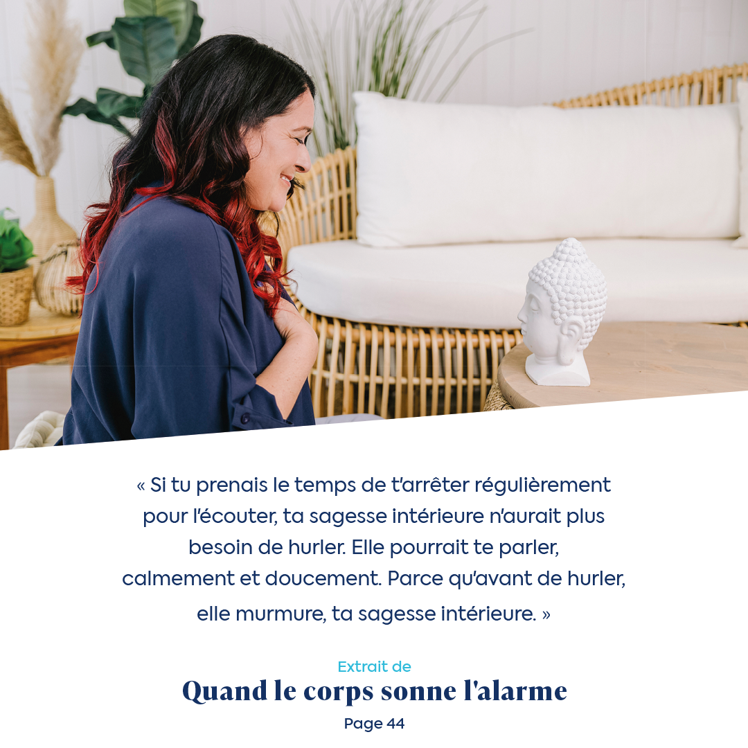 Karène Larocque assise en intérieur, souriante, avec un décor zen. Citation du livre "Quand le corps sonne l'alarme" : "Si tu prenais le temps de t'arrêter régulièrement pour l'écouter, ta sagesse intérieure n'aurait plus besoin de hurler..." Extrait de la page 44.