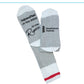 Chaussettes grises Simplement Humain avec le message 'Aujourd'hui je fais rien, je me repose', sur fond blanc